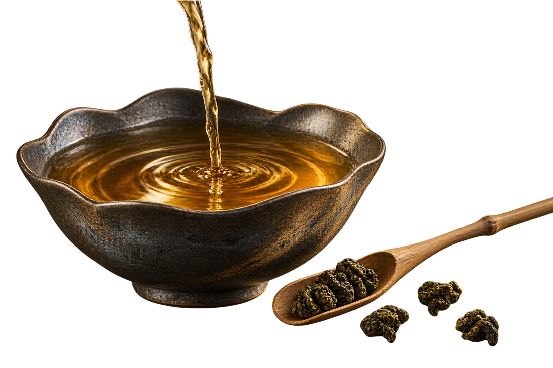 手作茶盞中的台灣原茶與竹製茶匙